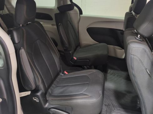 Used 2017 Chrysler Pacifica Touring FWD image 11