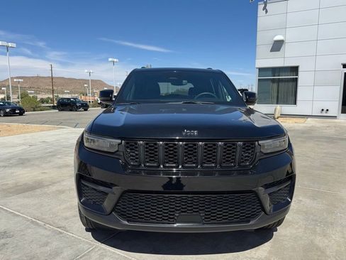 Used 2024 Jeep Grand Cherokee Altitude AWD/4WD image 2