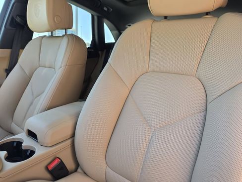 Certified 2025 Porsche Macan AWD/4WD image 10