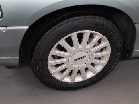 Used 2005 Lincoln Town Car Signature image 7