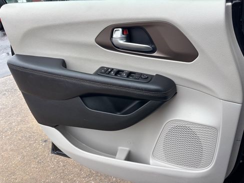 Used 2018 Chrysler Pacifica Touring-L image 15