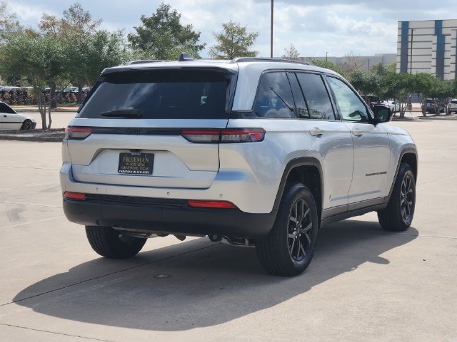 Used 2025 Jeep Grand Cherokee Altitude RWD image 5