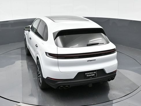Used 2025 Porsche Cayenne E-Hybrid AWD/4WD image 28