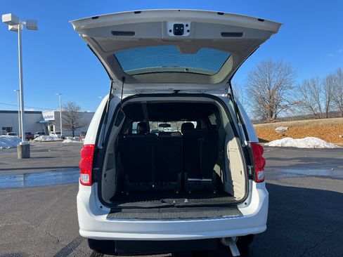 Used 2018 Dodge Grand Caravan SXT image 12