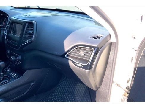 Used 2019 Jeep Cherokee Latitude Plus AWD/4WD image 18