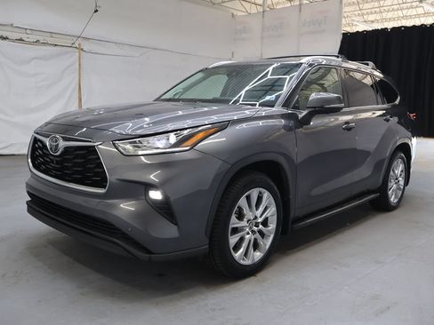 Used 2024 Toyota Highlander Limited FWD image 3