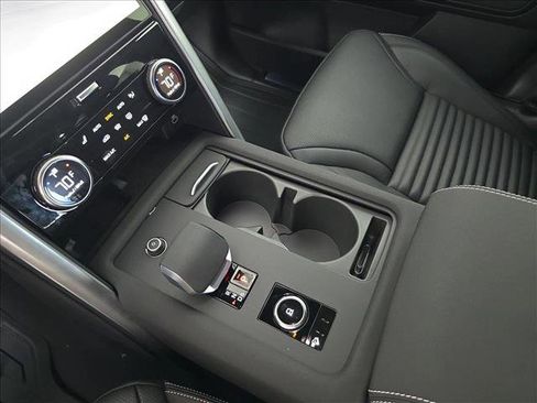 New 2025 Land Rover Discovery Dynamic SE image 24