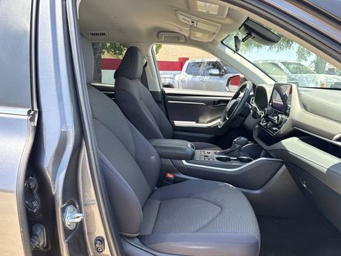 Used 2024 Toyota Highlander LE AWD/4WD image 28