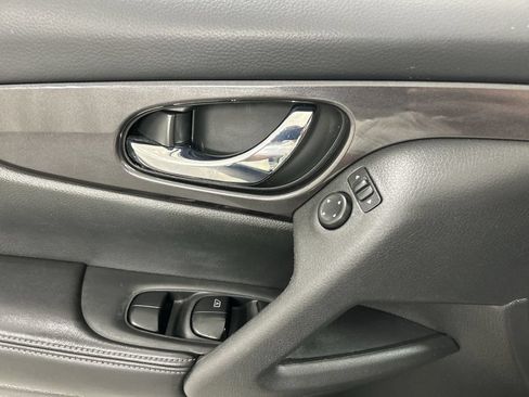 Used 2018 Nissan Rogue SV AWD/4WD image 13