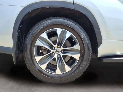 Used 2021 Toyota Highlander XLE FWD image 19