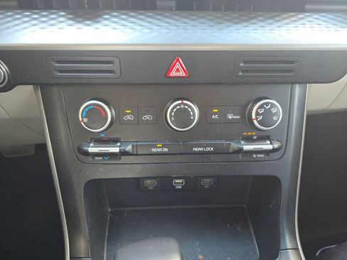 Used 2024 Kia Carnival LX image 16