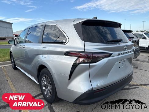 Used 2024 Toyota Sienna LE AWD/4WD image 8