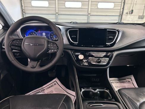 Used 2025 Chrysler Pacifica Limited FWD image 4