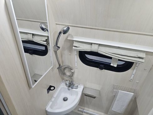 Used 2019 Mercedes-Benz Sprinter 144 image 31