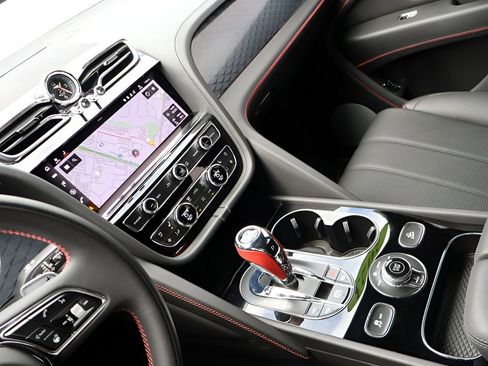 Used 2023 Bentley Bentayga Plug-In Hybrid image 21