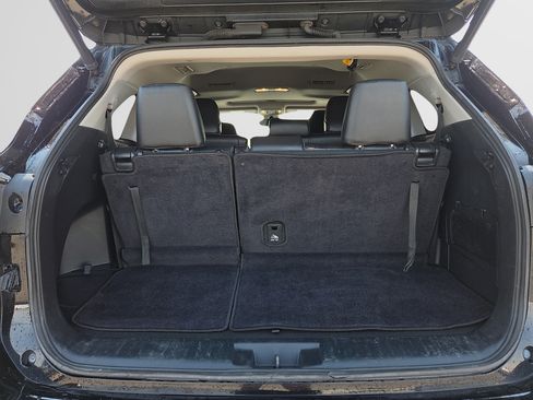 Used 2022 Toyota Highlander XLE AWD/4WD image 10