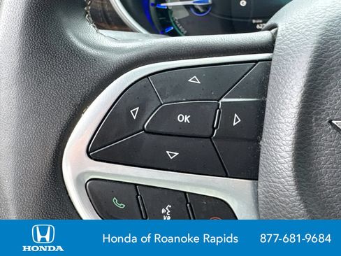 Used 2023 Chrysler Pacifica Limited FWD image 26