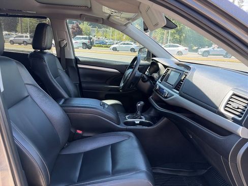 Used 2019 Toyota Highlander XLE AWD/4WD image 24