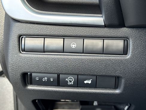 Used 2024 Nissan Rogue SV image 29