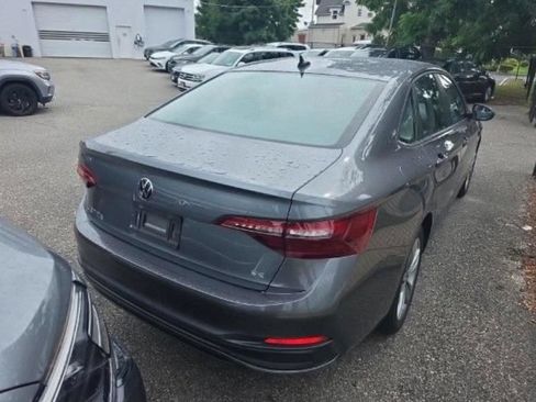Used 2022 Volkswagen Jetta SE FWD image 3