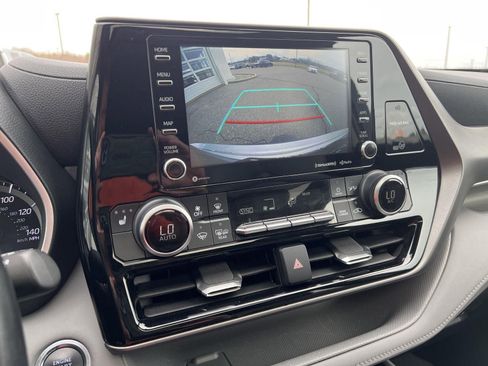 Used 2020 Toyota Highlander XLE image 23