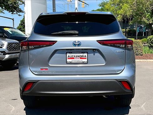 Used 2021 Toyota Highlander LE AWD/4WD image 4