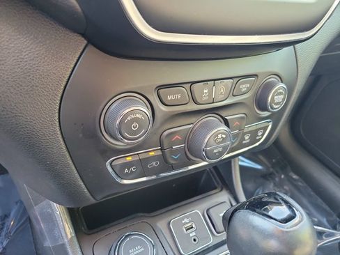 Used 2019 Jeep Cherokee Latitude Plus AWD/4WD image 31