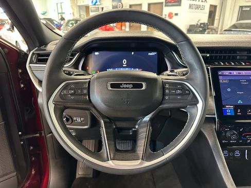Used 2024 Jeep Grand Cherokee Limited RWD image 18