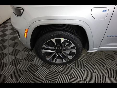 New 2024 Jeep Grand Cherokee Overland w/ Luxury Tech Group IV AWD/4WD image 9