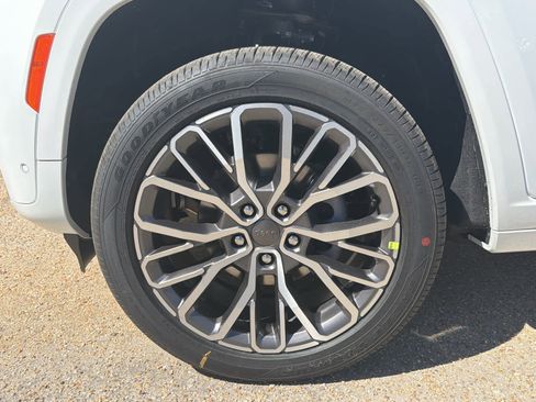 New 2026 Jeep Grand Cherokee Summit AWD/4WD image 10