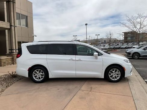 Used 2021 Chrysler Pacifica Touring-L FWD image 10