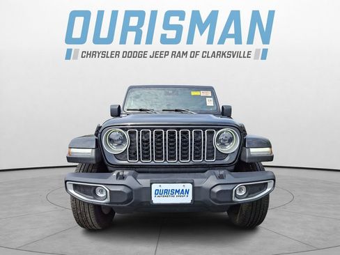 Used 2025 Jeep Wrangler Unlimited Sahara image 2