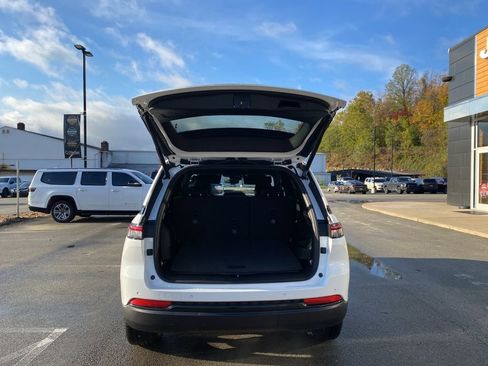New 2025 Jeep Grand Cherokee Limited w/ Black Appearance Package image 13