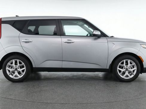 Used 2025 Kia Soul LX w/ LX Technology Package FWD image 11