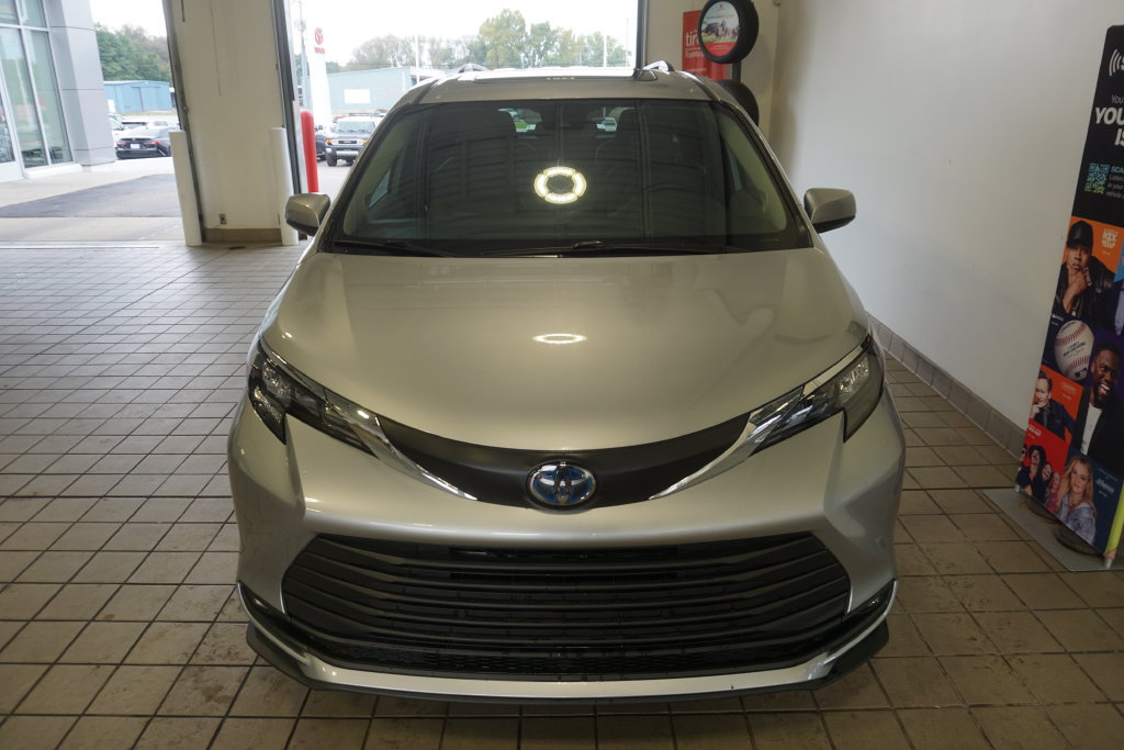 Used 2025 Toyota Sienna XLE w/ XLE Plus Package AWD/4WD image 14