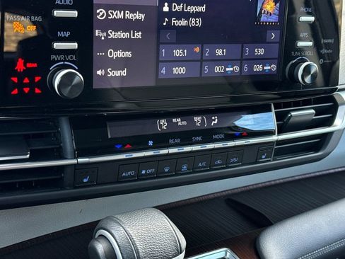 Used 2022 Toyota Sienna XLE FWD image 19