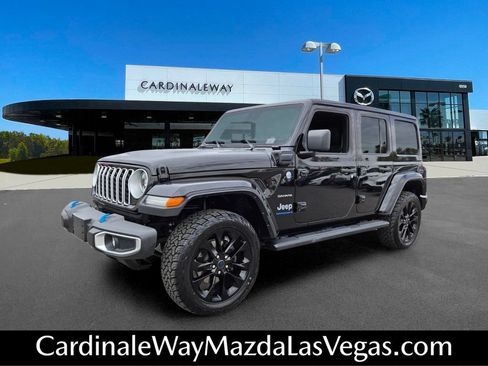 Used 2024 Jeep Wrangler Unlimited Sahara w/ Technology Group AWD/4WD image 2