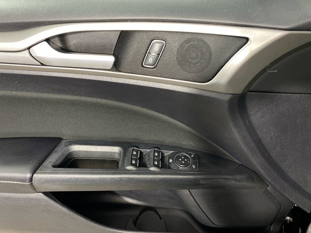 Used 2019 Ford Fusion SE FWD image 13