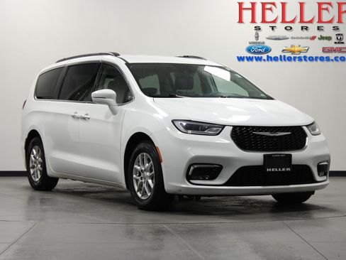 Used 2022 Chrysler Pacifica Touring-L FWD image 1