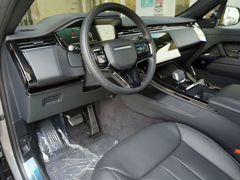 Used 2025 Land Rover Range Rover Sport Dynamic SE image 12