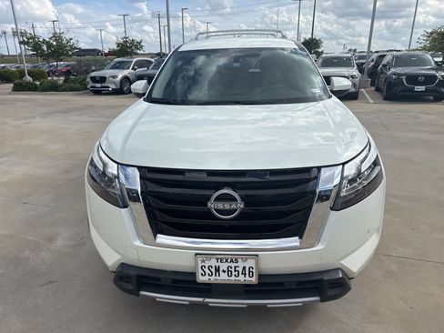 Used 2024 Nissan Pathfinder SL image 2