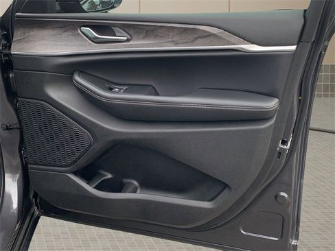 Certified 2025 Jeep Grand Cherokee Limited w/ Black Appearance Package image 35