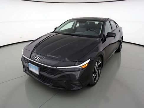 Used 2025 Hyundai Elantra SEL image 3