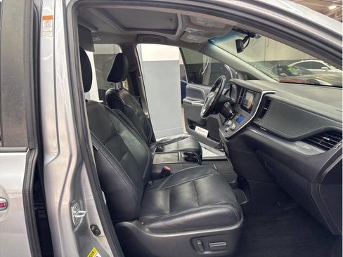 Used 2017 Toyota Sienna SE Premium image 27