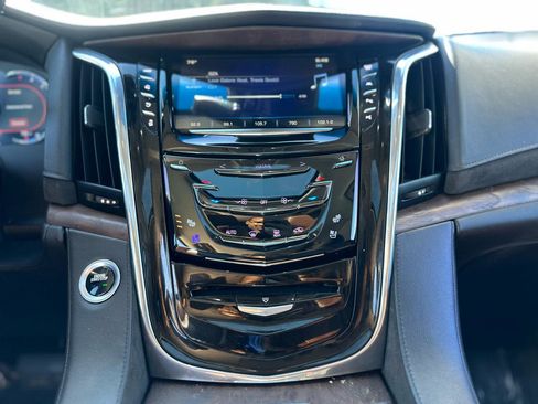 Used 2017 Cadillac Escalade Premium Luxury RWD image 11