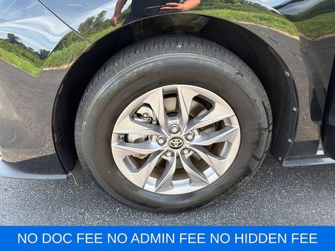 Used 2025 Toyota Sienna XLE FWD image 30