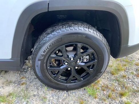 Used 2025 Jeep Grand Cherokee Altitude AWD/4WD image 38