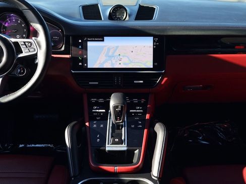 Certified 2022 Porsche Cayenne Platinum Edition image 21