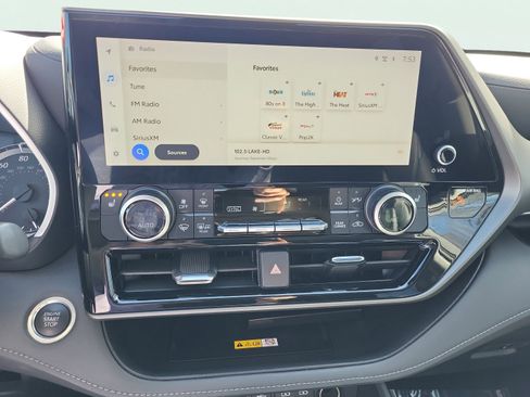 Used 2024 Toyota Highlander XLE image 35