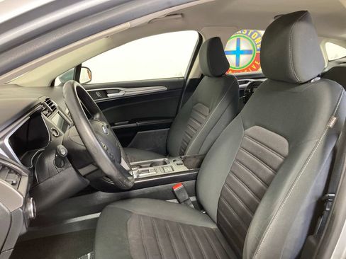 Used 2020 Ford Fusion SE FWD image 11